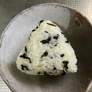 しらすと塩昆布大葉のおにぎり